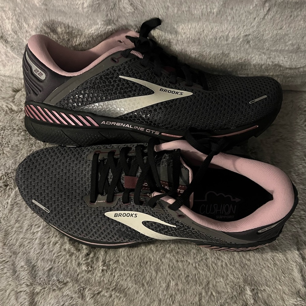 Women’s Brooks Adrenaline GTS 22 new without box size 11 wide